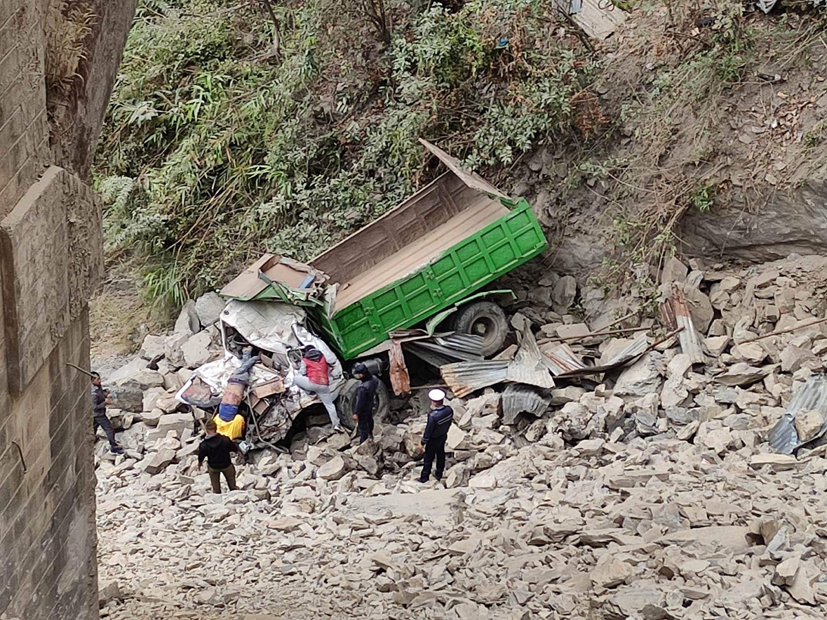 तीन नम्बर पुलबाट ट्रक खस्दा चालककाे मृत्यु